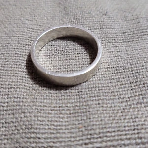 Äkta silver ring - Ring köpt på guldfynd men kommer aldrig till användning längre. Köpt för 250kr men priset kan diskuteras! Vill verkligen bli av med det :) (obs: annonsen finns på flera sidor)