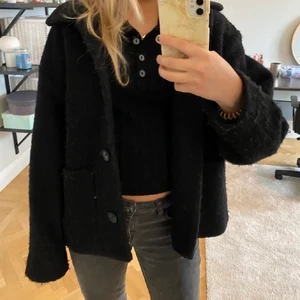 Populär och slutsåld kort kappa❤️ - SNYGGASTE jackan som är perfekt nu till hösten! Slutsåld på hemsidan❤️perfekt oversized och passar även M❤️Lånade bilder men skriv privat för egna bilder!