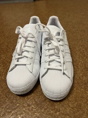 Adidas Superstar - Jag har den adidas superstar som jag vill sälja pga för stort. Använda endast 1ggr. I jättebra skick. Storlek 43 1/3. Ingår frakt.