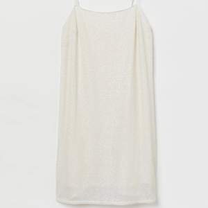 Så fin vit paljettklänning från H&M Använd en gång XS Perfekt till nyår  