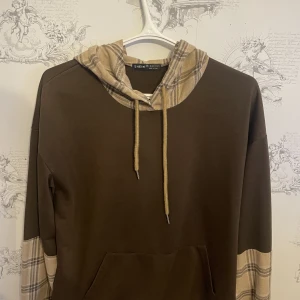 Hoodie  - Väldigt snygg hoodie från Shein. Använd ett fåtal gånger men inga skador eller fläckar. Storlek L (40/42). Pris går att diskutera😌 