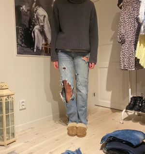 Jeans - Så najs och chill jeans med hål, perfekt när man är brun t sommaren med bara en vit tshirt, från Anine bing x Gina tricot, klippt egna slitsar 