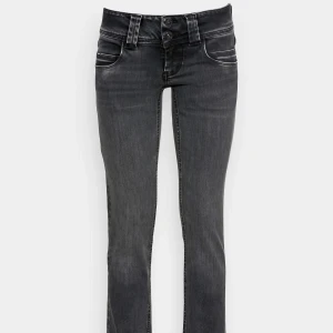 Trendiga lågmidjade jeans  - Säljer mina snygga pepe jeans på zalando i bra skick. Köpte för 999kr på hemsidan men säljer nu för 590 + frakt. (HELT SLUTSÅLDA PÅ HEMSIDAN) vid många intresserade blir det budgivning.