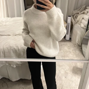 Vit stickad - Stickad tröja från H&M. Aldrig använd, nypris 350kr