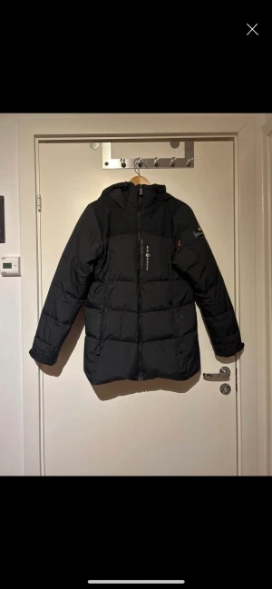 Sail racing jacka - Säljer pågrund av för liten storlek, använd en halv vinter ungefär. Storlek M. Den är bra skicka förutom texten som försvunnit lite som man ser på bilden.