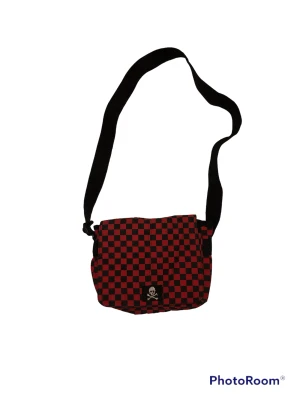 ☠️axelremsväska med dödskalle☠️ - en ganska liten axelremsväska med dödskalle på☠️☠️ det finns två fack i väskan! skriv om du har några andra frågor<3 OBS! KLICKA INTE PÅ ”KÖP NU” OM DU INTE HAR PRATAT MED MIG FÖRST!