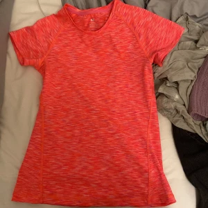 Gym t-shirt - Hej. Säljer Gym t-shirt, aldrig använt. Köpt på hm för länge sen. 💞