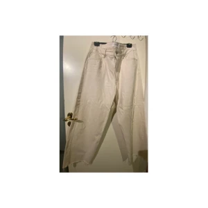 Beige jeans - Jeans i bra skick.  Är dock osäker om storleken. Tror det är XL.  Köparen står för frakten 
