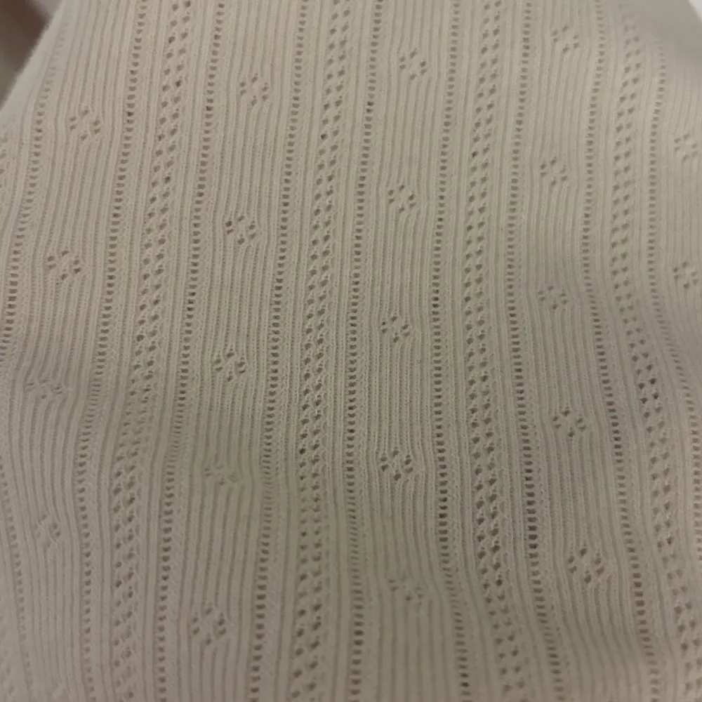 Benfärgad/off-white tröja från Brandy Melville med så fint tyg. Väldigt skönt material, knappt använd. Är one size men passar mig som har 38-40 på toppar.. Toppar.