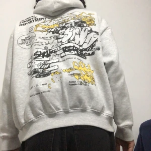 Hoodie med tryck - Hoodie med tryck på båda sidorna. Bra kvalite och i väldigt bra skick. Stolek M relaxed fit 