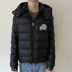 Moncler jacka - Moncler jacka i storleken 3 (motsvarar typ en medium). Jackan är i ett bra skick, har ett jättelitet hål och 2 små märken. För fler bilder på produkten  eller bilder som visar äkthet, så skriver ni i pm😁.  Mvh Philip  INGA BYTEN