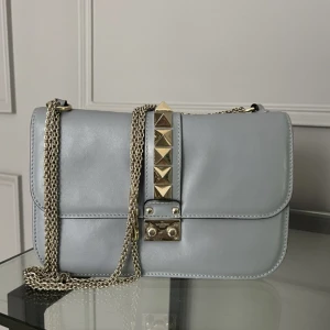 Valentino glam lock - Intressekoll på min Valentino glam lock bag! Kollar nu ifall någon är intresserad av att köpa min valentino väska då jag vill köpa en annan väska. Den är lite smutsig inuti och grejen som håller kedjan har låstnat lite men det har varit så länge❤️