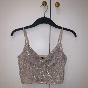 Topp - Superfin topp med paljetter som passar perfekt till nyår! Väldigt sparsamt använd så i mycket bra skick! Köpare står för frakt💕