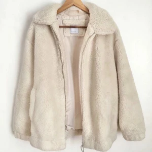 Fluffig jacka  - lägger ut den igen, bilden är lånad! Använd fåtal gånger och kmr it till användning 💞 fickan är lite söndrig inuti (köpte den så) men inget man märker utanför alls