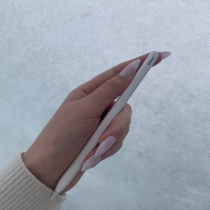 Apple Pen - Säljer min Apple Pen Gen 2 då den inte kommer till användning längre. Den är sparsamt använd och i fint skick:) Orginalbox finns tyvärr inte kvar🫶🏻 Nypris ligger på 1500kr