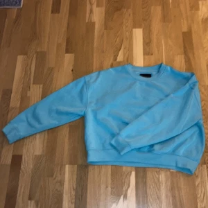 Lager 157 stl M - Tröja från lager 157. Tröjan är turkos och i stl M, jag har i vanliga fall S och den passar både S och M. Original pris är 150kr. Den är lite kortare, påminner om en magtröja. Den är näst intill orörd och väldigt fin i tyget. 