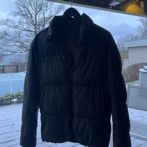 Zara jacka - En fin zara jacka som är använd några gånger. Helt fel fri. Säljer pga att den inte kommer till användning. 