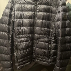 Belstaff dunjacka - Säljer nu min Belstaff jacka, knappast använt den någonting och därför inga skador på jackan. 1200kr men kan tänka mig att gå ner i pris vid snabb affär. Frakten får köpare stå för.