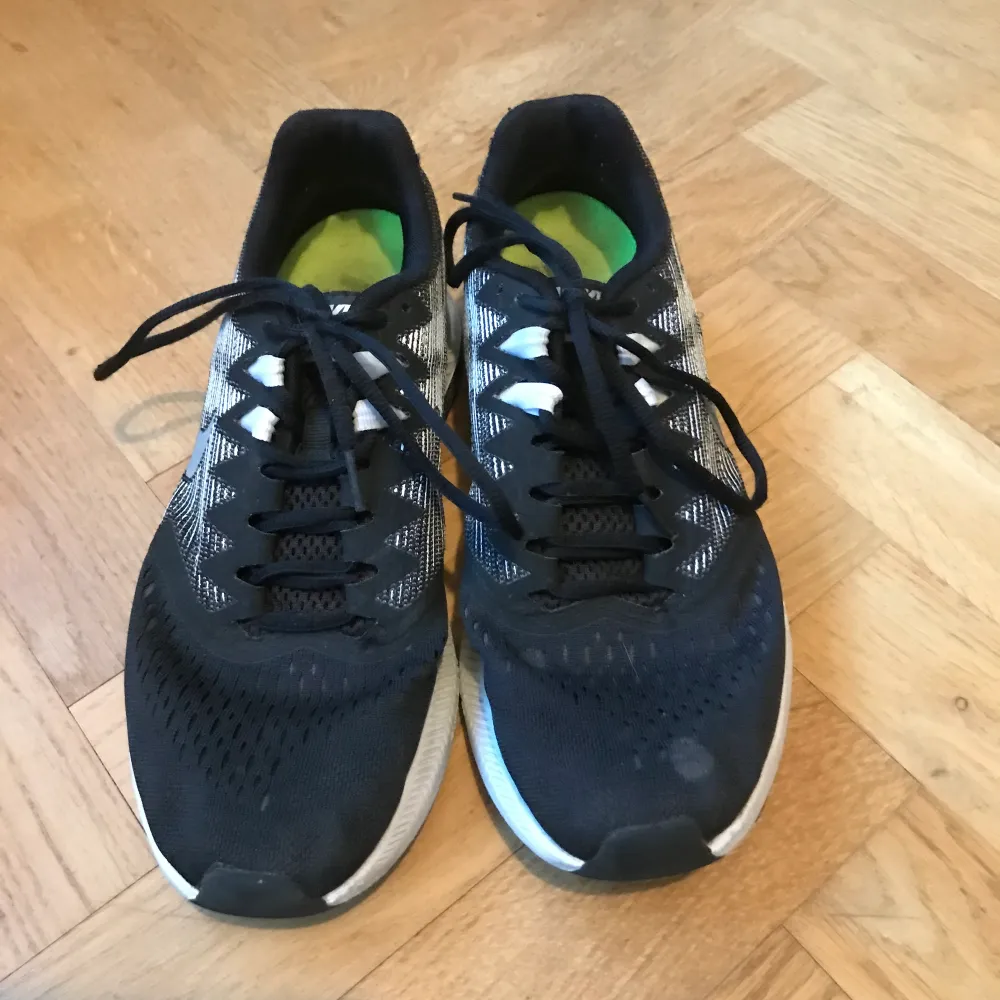 Ett par svarta och vita Nike Zoom Span 2 skor i fantastiskt bra skick.. Skor.