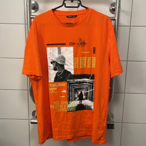 Orange t-shirt - Coolt tryck Oanvänd