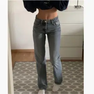 Zara straight leg jeans i den mörkblåa färgen. Bra skick!!