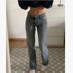 Zara jeans - Zara straight leg jeans i den mörkblåa färgen. Bra skick!!