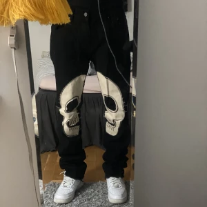 Baggy Skull Jeans  - Använda 2ggr sitter bra o lägger sig perfekt över skorna! Köpte dom för 1000kr på ”MNML”