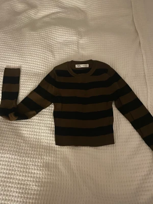 Zara - Säljer en superfin randig tröja från zara. Den är knappt använd och har ett super bra skick. (Säljer för den ej kommer till användning) 