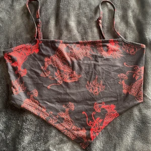 Mönstrad Topp  - Mönstrad topp från shein. Mycket bra skick. Stretchigt material. Tveka inte med att ställa frågor eller be om fler bilder <333