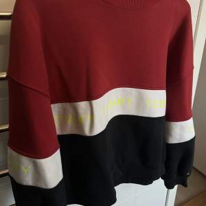 En tröja från Tommy Hilfiger i storlek S. Fåtal gånger använd och i fint skick! Nypris 1199kr❤️
