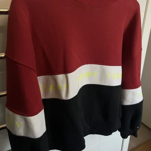 Tröja - En tröja från Tommy Hilfiger i storlek S. Fåtal gånger använd och i fint skick! Nypris 1199kr❤️