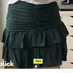 Zara kjol - En grön populär kjol från zara som är i väldigt nytt skick. Möts i Stockholm eller fraktar (köparen står för frakten)
