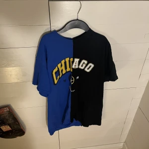 Tshirt  - Fet klyvd tisha i bra skick. Storlek S