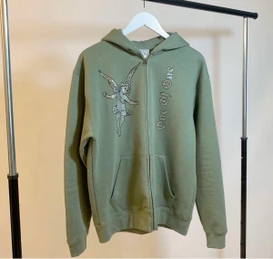 One of one - Säljer nu min one of one tröja eftersom att den inte kommer till någon användning längre. Den är i ett bra skick förutom en fläck på ärmen. 😀