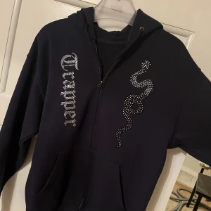 Rhinestone zip hoodie - Säljer en rhinestone zip hoodie från Trappers i färgen dark navy blue. Tröjan är i storlek S och är ny då den endast är uppackad och provad. 