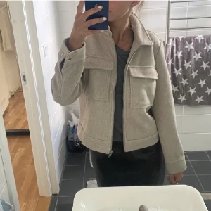 Beige Kappa - (Bild från förra ägaren) Superfin beige kappa i nyskick köpt här på plick, endast använt den en gång. Skriv för egna bilder😄