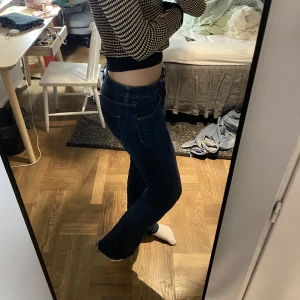 mörkblå lågmidjade jeans - Perfekta mörkblåa, lågmidjade jeans!! Köpta second hand med ”raw hem”. Hade velat ha dom lite längre på mig som är 175, perfekt för 160-170💗💗strl S, 200kr!!!
