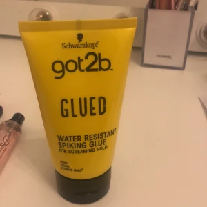 Got2b glued  - Använd få gånger, bra till hår, ögonbrynen 