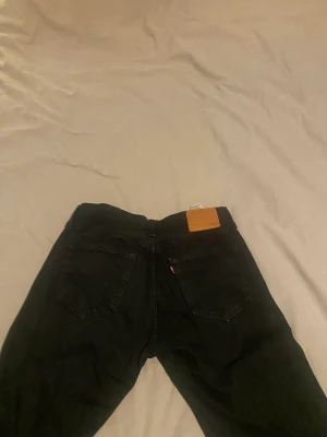 Levis 501 svart  - Inga skador eller liknande  Passar inte mig längre så därför ligger de på försäljning  