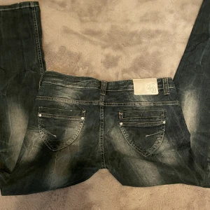 Lågmidjade jeans  - Ett par lågmidjade jeans som tyvärr är för stora för mig. Dom är ungefär 86 cm i midjemått. Dom är flare jeans och en fin lowwaist. Väldigt bra skick! ⭐️🌟 