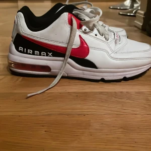 Nike Air Max ltd - Vita/svarta/röda⚪️⚫️🔴 bra skick. Använt  ett par gånger. Skriv om fler bilder 