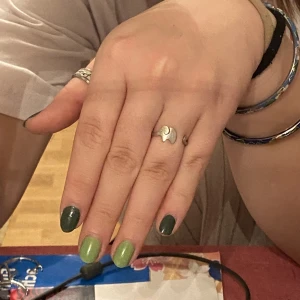 söt elefantring - en väldigt söt och petit elefant ring, snabeln formar sig runt fingret ^w^ ringen är dessutom justerbar