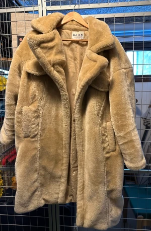 Kappa - NA-KD  - Säljer min kappa från NA-KD i storlek 38. Kappan är i fint skick då den enbart är använd fåtal gånger.