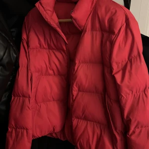 Röd jacka - En röd croppad jacka jag inte får användning för. Passar mig som har strl S/M