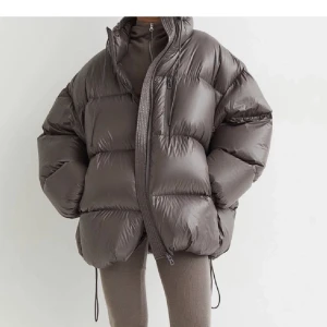 Dun jacka ifrån H&M - Säljer denna populära dunjackan ifrån H&M i en väldigt fin färg. Den är i fint skick. Använd fåtal gånger. 