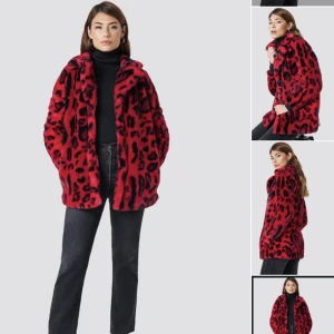 Röd fuskpäls - Röd leopard fuskpäls. Superfint skick.  Nypris 899kr 