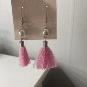 Örhängen!! - Ett par jätte fina örhängen!! Jag har aldrig använt de så dom är nya!! Jag köpte de för 50kr men säljer de för 30kr+ frakt!!!💕