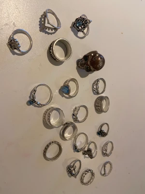 Ringar - Flera olika ringar, strl M/S, L på vissa.   1st: 20kr  2st: 35kr  5st: 90kr  10st: 180kr    (+frakt!!)   Vid intresse, skriv på dm😊