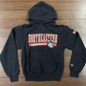 Champion Northeastern Hoodie - Snygg vintage Champion Hoodie i storlek S!       Använd gärna Köp nu!