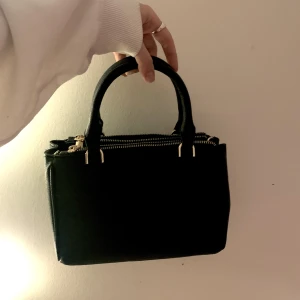 Svart handväska  - Jättefin handväska i nyskick. Bara använd några få gånger o säljer då den inte riktigt va min stil☺️ De två axelremmarna på sista bilden följer med! 